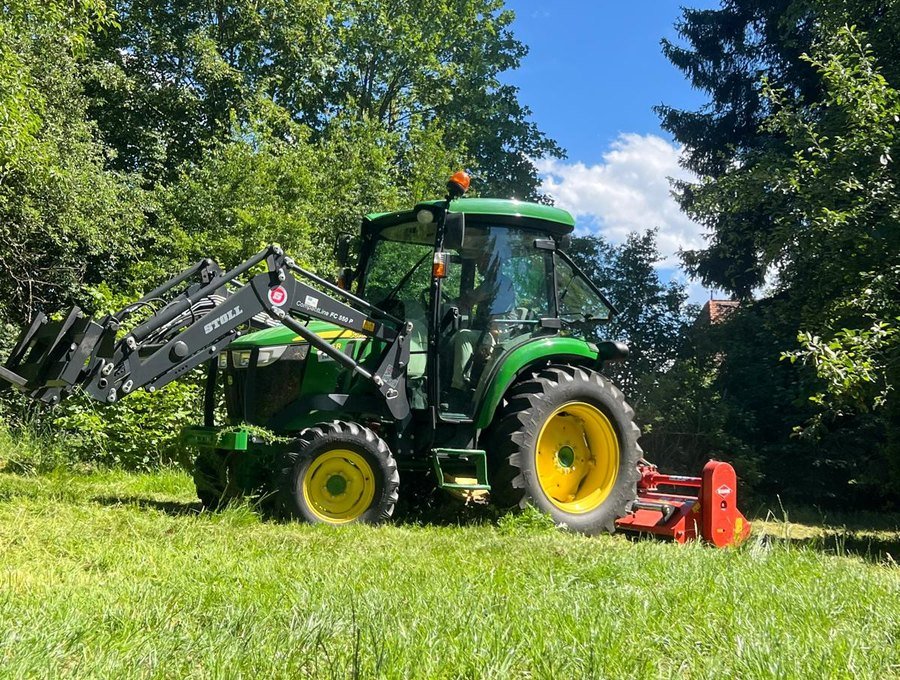 Traktor bei Grünpflege