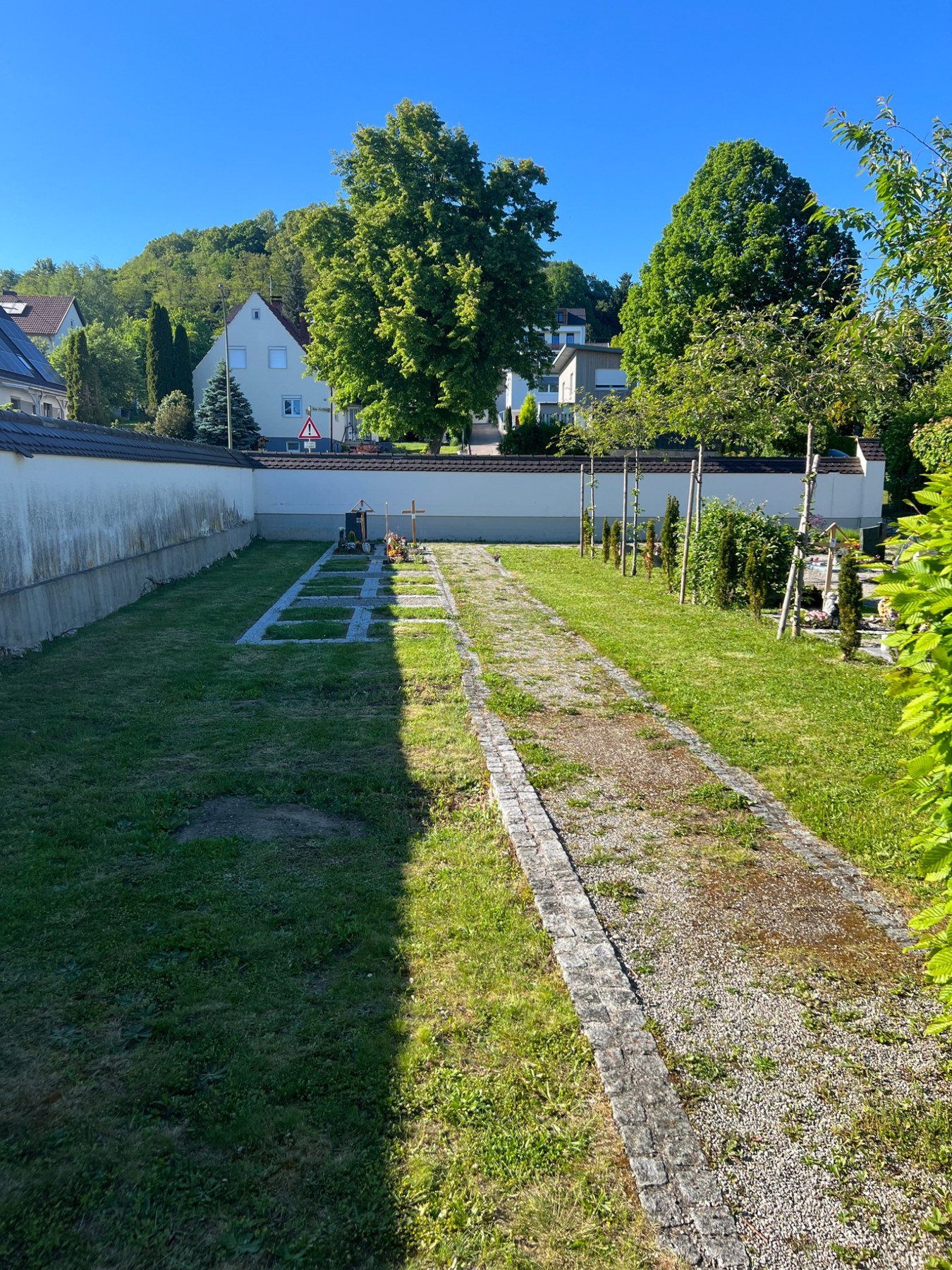 Referenz Friedhofspflege – Friedhofsanlage und Wege