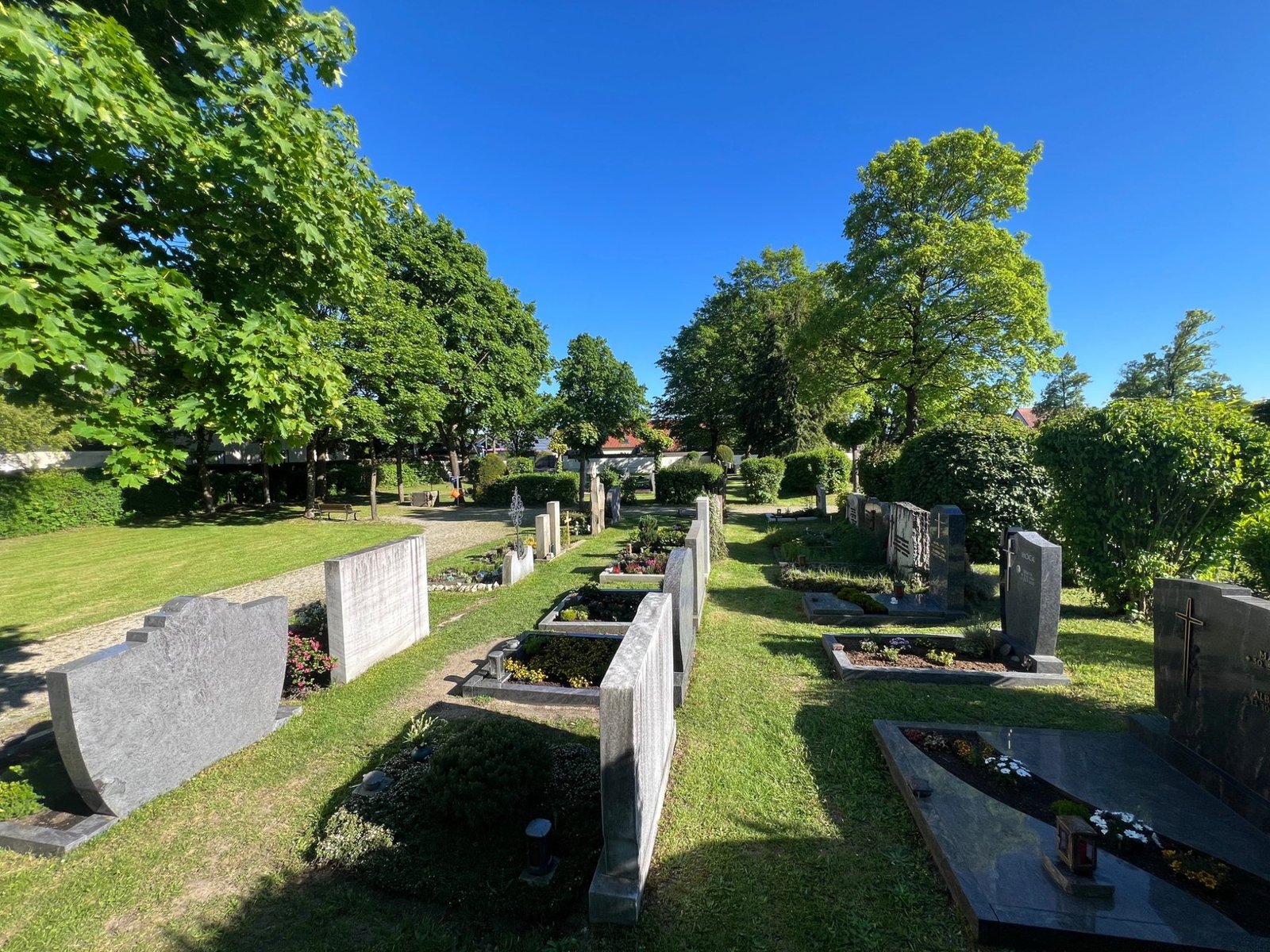 Referenz Friedhofspflege – Grabfelder und Rasenflächen