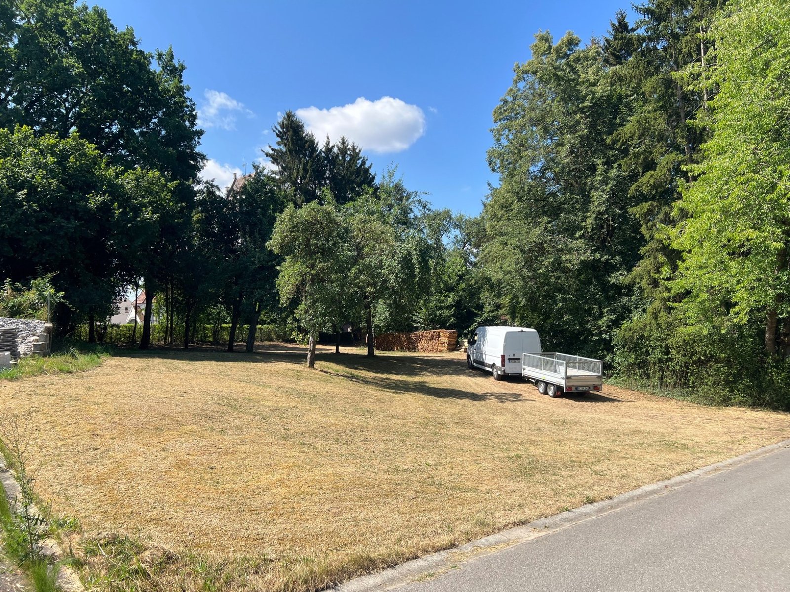 Grundstücksfreilegung – Transporter und Anhänger auf freigelegter Fläche