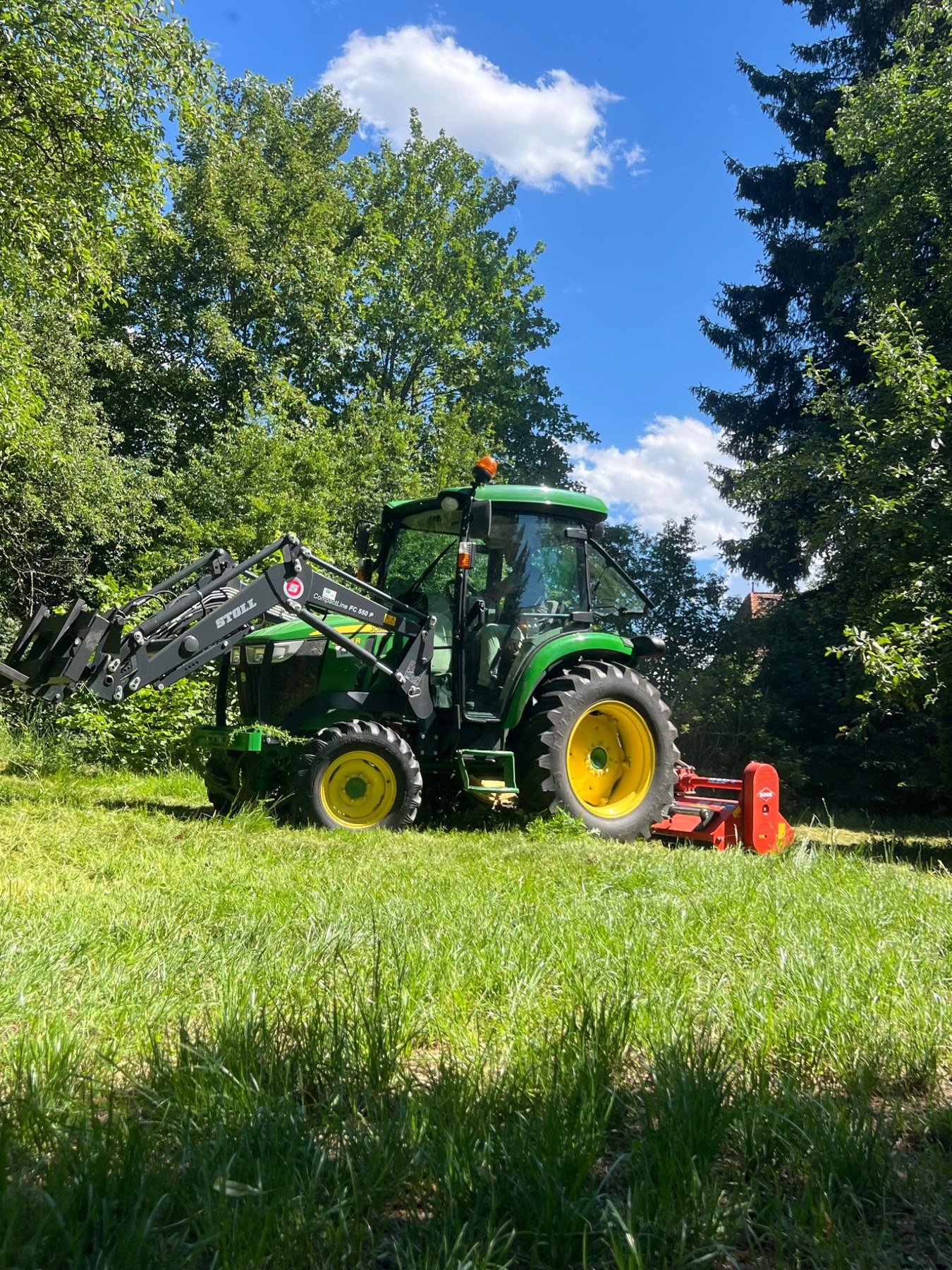 Grundstücksfreilegung – John Deere Traktor im Einsatz