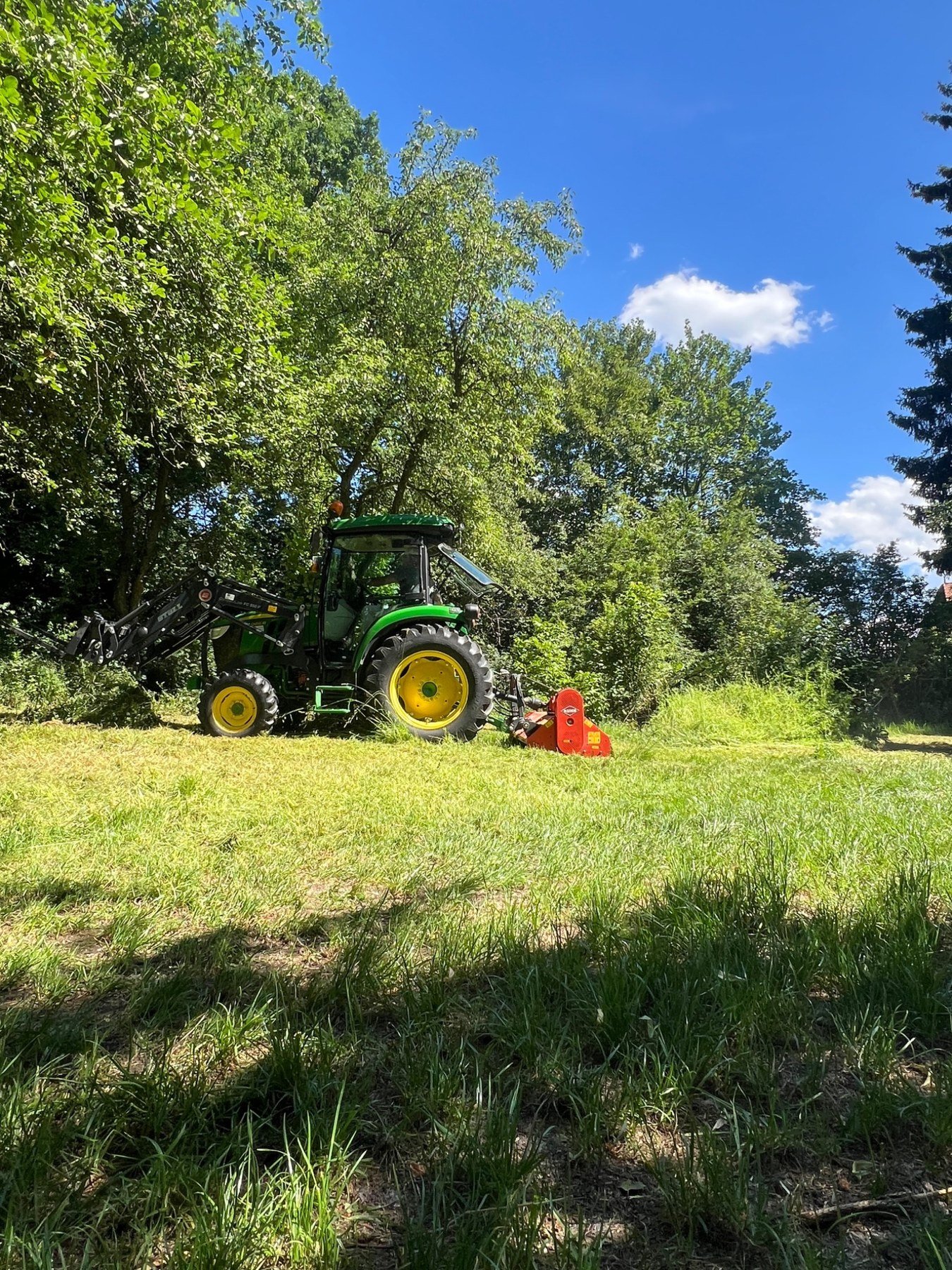 Grundstücksfreilegung – Traktor mit Mähtechnik