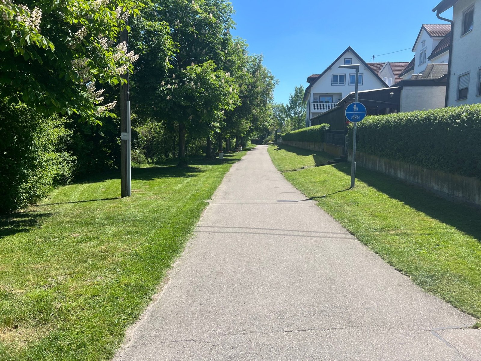 Referenz Spielplatzpflege – Weg und Grünflächen