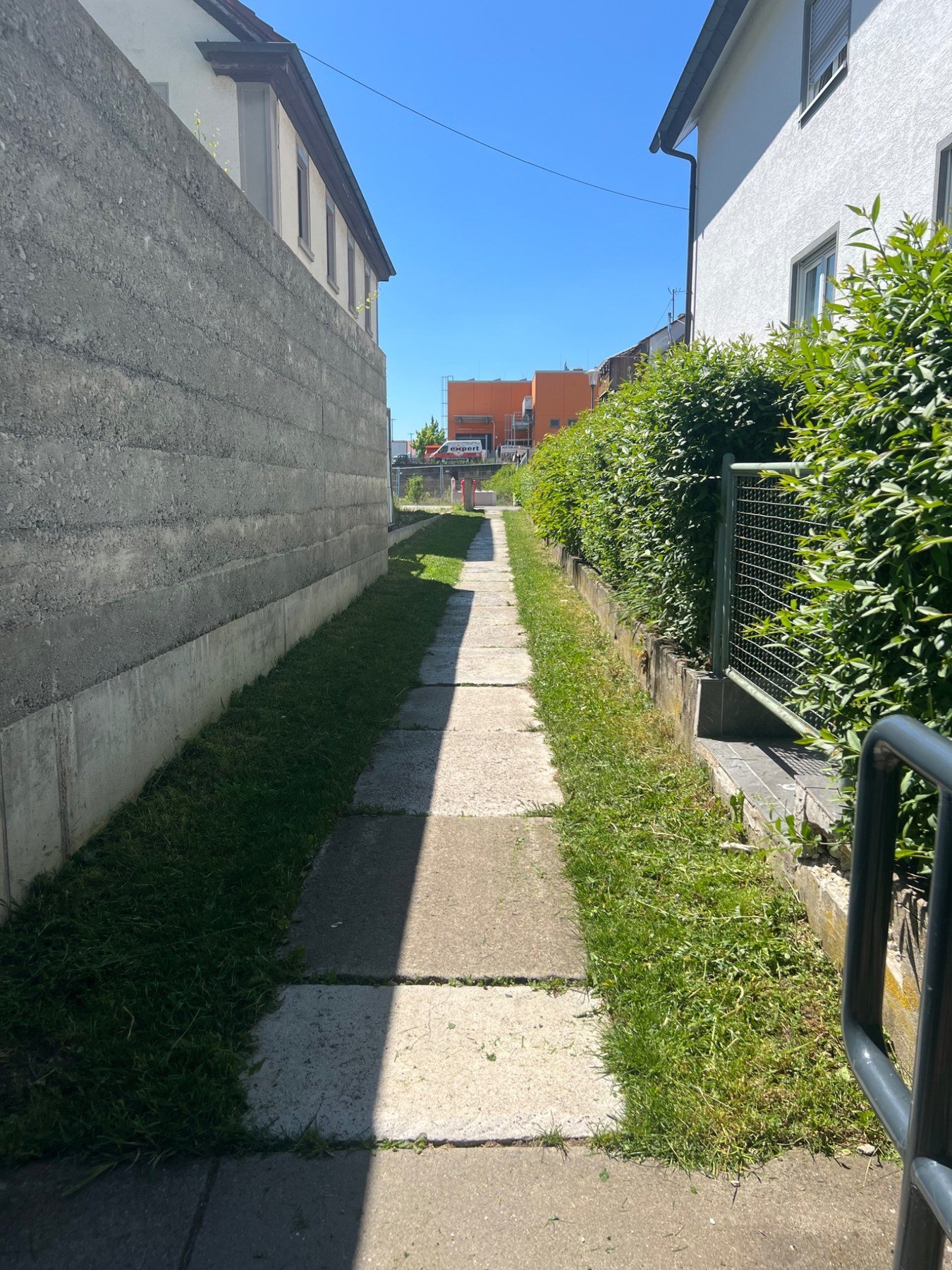 Referenz Spielplatzpflege – schmaler Zugang und Randstreifen