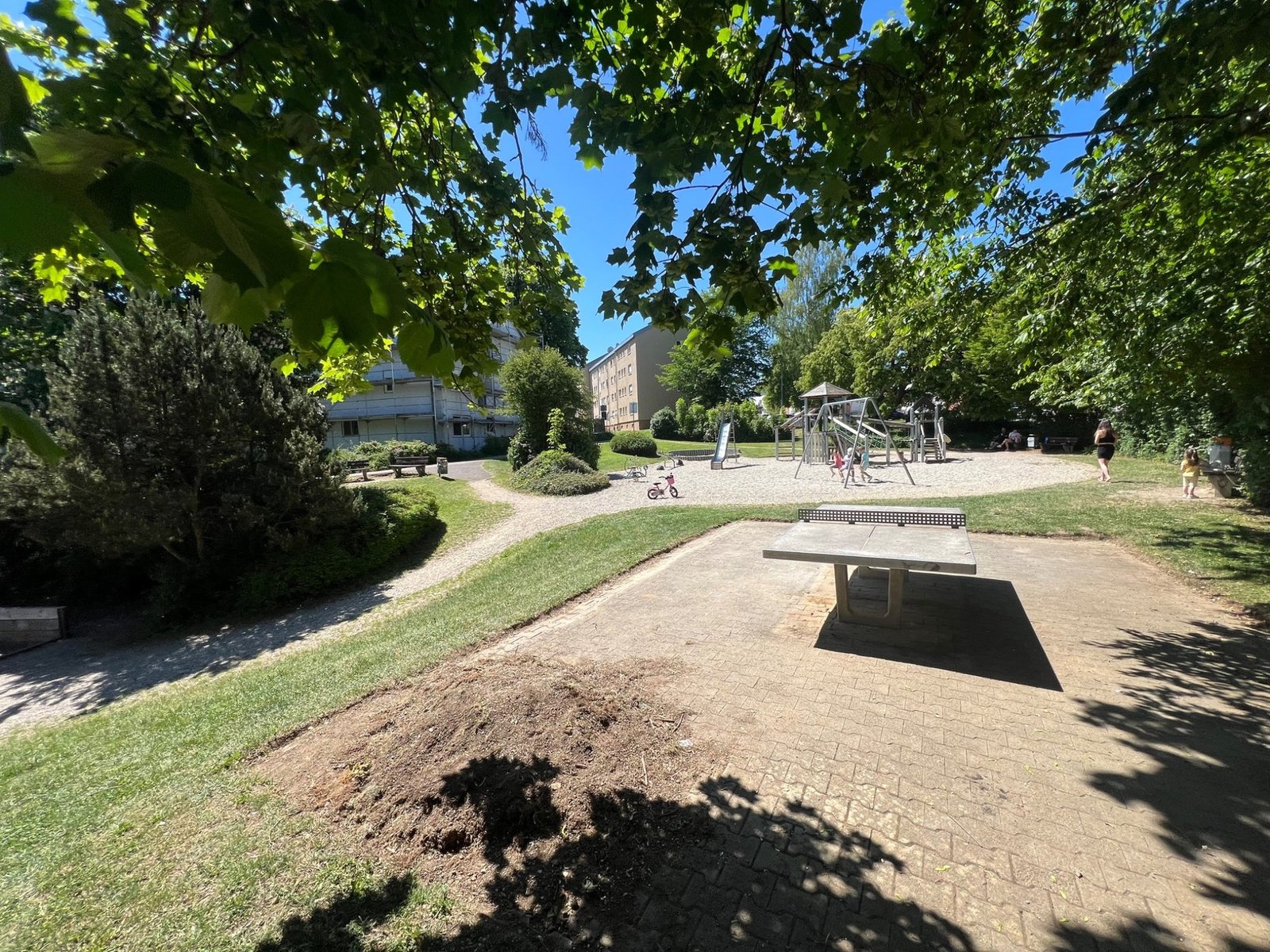Referenz Spielplatzpflege – Spielplatz mit Tischtennisplatte